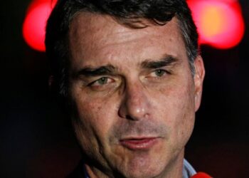 Flávio Bolsonaro fala em tentativa de boicote à sua pré-campanha, mas não cita diretamente Michelle Bolsonaro.