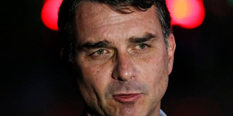 Flávio Bolsonaro fala em tentativa de boicote à sua pré-campanha, mas não cita diretamente Michelle Bolsonaro.