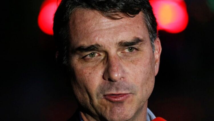 Flávio Bolsonaro fala em tentativa de boicote à sua pré-campanha, mas não cita diretamente Michelle Bolsonaro.