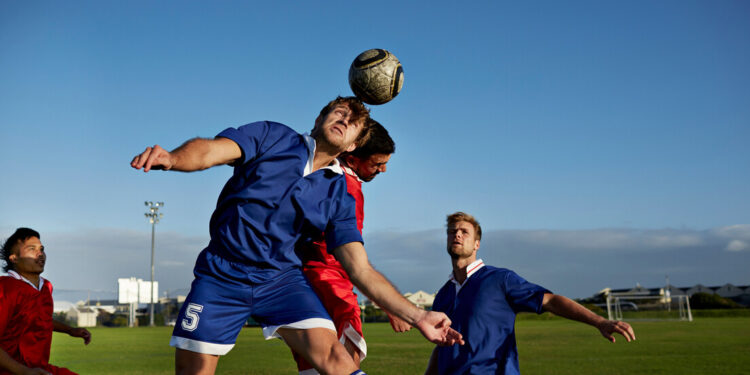 Pesquisa publicada na JAMA Neurology indica que cabeceadas no futebol podem provocar alterações temporárias em biomarcadores relacionados a danos cerebrais e Alzheimer.
