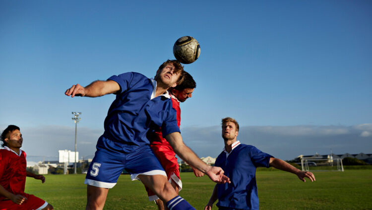 Pesquisa publicada na JAMA Neurology indica que cabeceadas no futebol podem provocar alterações temporárias em biomarcadores relacionados a danos cerebrais e Alzheimer.