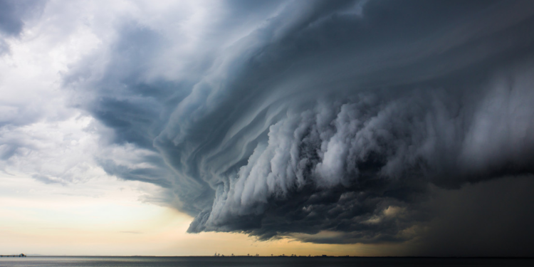 Novas projeções climáticas indicam a possibilidade de um El Niño histórico em 2026. Especialistas alertam para riscos de secas, enchentes e eventos extremos em escala global.