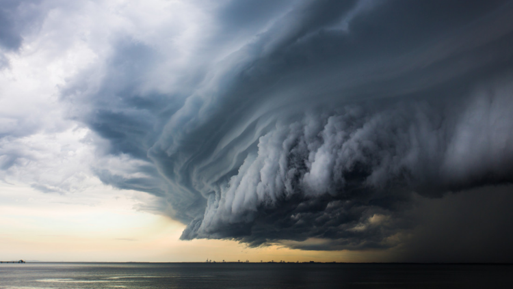 Novas projeções climáticas indicam a possibilidade de um El Niño histórico em 2026. Especialistas alertam para riscos de secas, enchentes e eventos extremos em escala global.