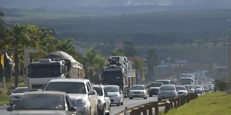 Feriado de Corpus Christi deve movimentar milhões de veículos nas estradas e quase 1 milhão de passageiros nos aeroportos do Brasil, segundo estimativas oficiais.