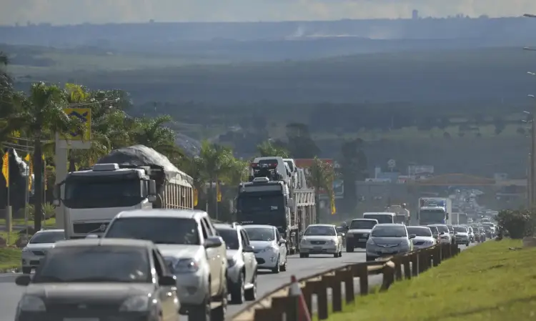 Feriado de Corpus Christi deve movimentar milhões de veículos nas estradas e quase 1 milhão de passageiros nos aeroportos do Brasil, segundo estimativas oficiais.