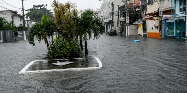 Macaé registrou cerca de 85 mm de chuva nesta terça-feira, volume acima do previsto para 24 horas. Defesa Civil monitora ocorrências e alerta para instabilidade.