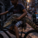 Caso de jacaré levado em bicicleta no Mandela, Zona Norte do Rio, é investigado pela Delegacia de Proteção ao Meio Ambiente.