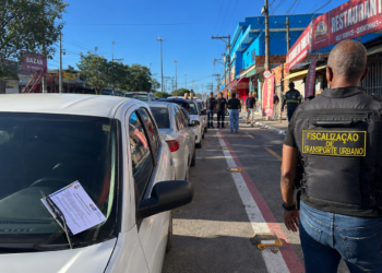 Prefeitura de Cabo Frio promove ação no Tangará para conscientizar motoristas sobre uso correto de ciclovias e ciclofaixas.