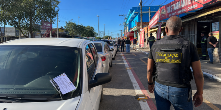 Prefeitura de Cabo Frio promove ação no Tangará para conscientizar motoristas sobre uso correto de ciclovias e ciclofaixas.