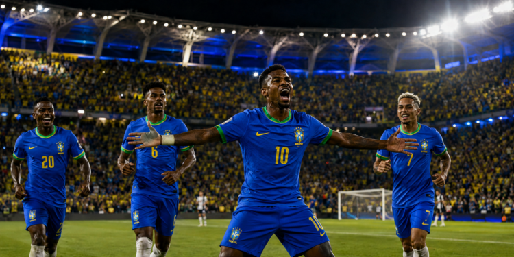 Jogadores do Brasil comemoram em estádio lotado durante jogo decisivo pela fase de grupos da Copa.