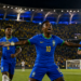 Jogadores do Brasil comemoram em estádio lotado durante jogo decisivo pela fase de grupos da Copa.
