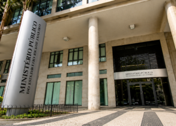 Arquivamento de investigação pelo MP levanta debate sobre denúncias anônimas, redes sociais e disputa política.