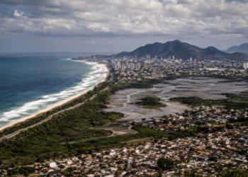 Levantamento da UFF mostra que mais de 25% da costa fluminense está em situação de instabilidade ambiental, com riscos para manguezais, rios, lagoas e áreas urbanas.