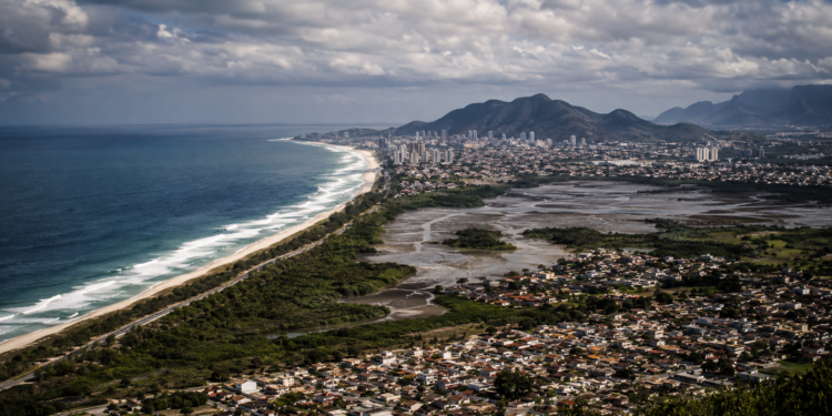 Levantamento da UFF mostra que mais de 25% da costa fluminense está em situação de instabilidade ambiental, com riscos para manguezais, rios, lagoas e áreas urbanas.