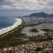 Levantamento da UFF mostra que mais de 25% da costa fluminense está em situação de instabilidade ambiental, com riscos para manguezais, rios, lagoas e áreas urbanas.