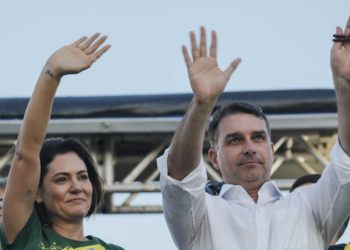 Flávio Bolsonaro durante a Romaria do Divino Pai Eterno, em Trindade, Goiás.