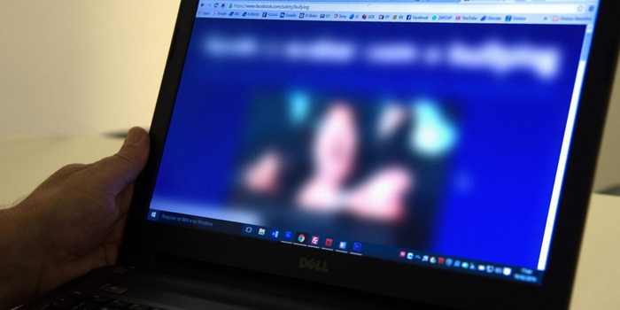 Intolerância cresce nas redes sociais e preocupa especialistas diante do avanço do discurso de ódio e da desinformação.