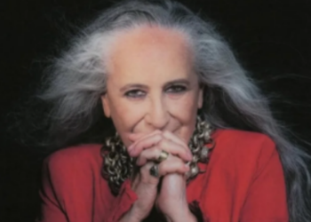Maria Bethânia completa 80 anos com uma trajetória marcada por música, poesia, teatro, religiosidade e autonomia artística. Relembre a força da cantora baiana na cultura brasileira.