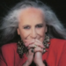 Maria Bethânia completa 80 anos com uma trajetória marcada por música, poesia, teatro, religiosidade e autonomia artística. Relembre a força da cantora baiana na cultura brasileira.