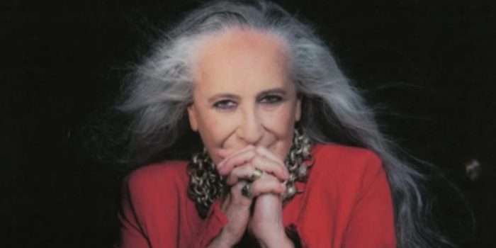 Maria Bethânia completa 80 anos com uma trajetória marcada por música, poesia, teatro, religiosidade e autonomia artística. Relembre a força da cantora baiana na cultura brasileira.
