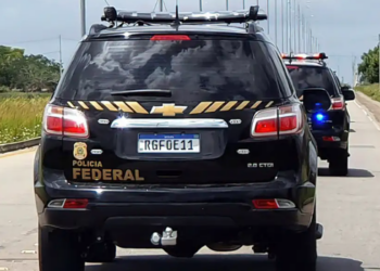 Ação da Polícia Federal apreende armamento que seria entregue a organizações criminosas no Rio de Janeiro e prende suspeito em flagrante.