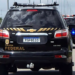 Ação da Polícia Federal apreende armamento que seria entregue a organizações criminosas no Rio de Janeiro e prende suspeito em flagrante.