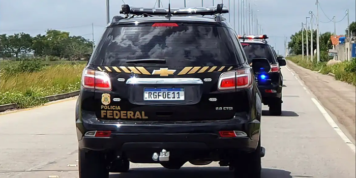 Ação da Polícia Federal apreende armamento que seria entregue a organizações criminosas no Rio de Janeiro e prende suspeito em flagrante.