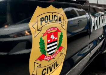 Polícia Civil e Ministério Público investigam ONG responsável por projeto de internet gratuita em São Paulo e ligada à produtora de filme sobre Bolsonaro.