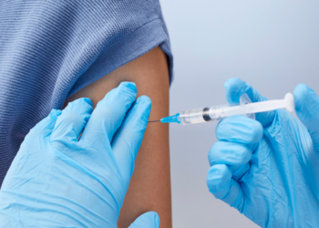 População voltou a procurar o Centro de Imunização de Campos após reabertura da unidade para vacinação contra gripe, Covid-19 e outras doenças.