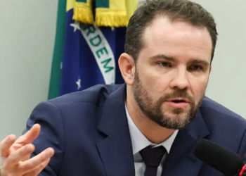 Lula determina estudo sobre possíveis impactos econômicos após os EUA classificarem PCC e Comando Vermelho como organizações terroristas.