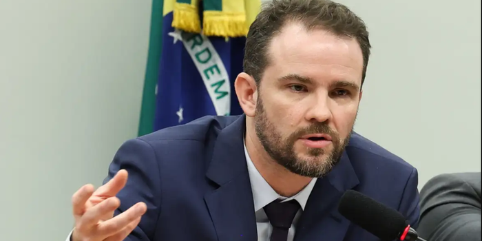 Lula determina estudo sobre possíveis impactos econômicos após os EUA classificarem PCC e Comando Vermelho como organizações terroristas.
