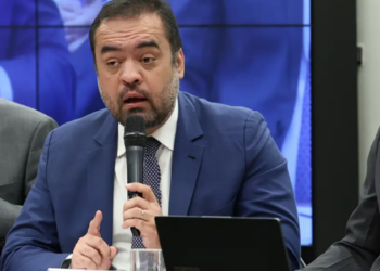 Polícia Federal mira Cláudio Castro em nova fase de operação que investiga suspeitas relacionadas à Refit.