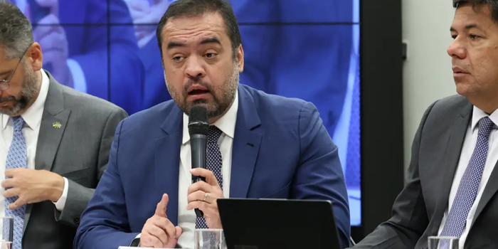 Polícia Federal mira Cláudio Castro em nova fase de operação que investiga suspeitas relacionadas à Refit.