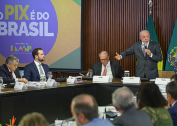 Lula afirma que o Brasil buscará novos parceiros comerciais após anúncio de tarifas dos EUA. Presidente critica medida de Donald Trump e defende fortalecimento das relações multilaterais.