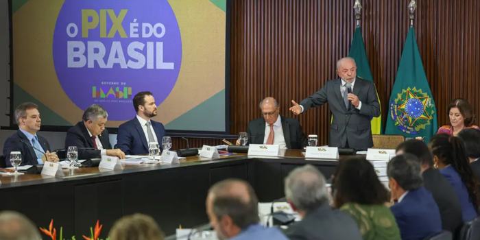 Lula afirma que o Brasil buscará novos parceiros comerciais após anúncio de tarifas dos EUA. Presidente critica medida de Donald Trump e defende fortalecimento das relações multilaterais.