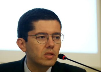 China amplia liderança nas exportações brasileiras após queda nas vendas aos Estados Unidos e fortalece o saldo comercial do país.