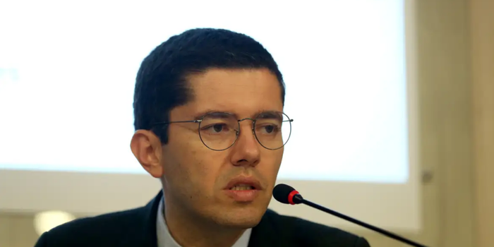 China amplia liderança nas exportações brasileiras após queda nas vendas aos Estados Unidos e fortalece o saldo comercial do país.