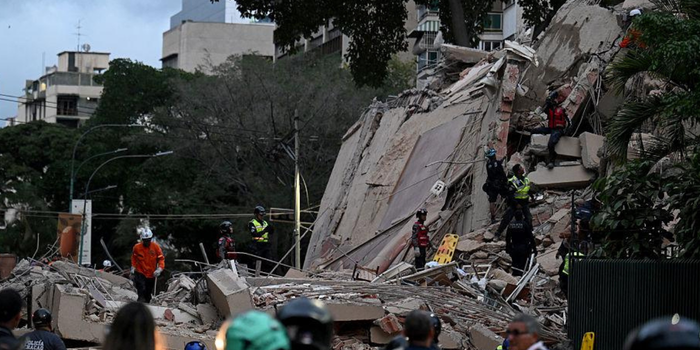 Brasil organiza retorno de 15 brasileiros que estavam em Caracas após terremotos na Venezuela. FAB reforça missão humanitária no país vizinho.
