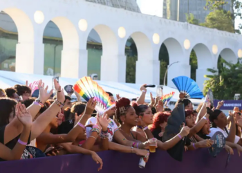 Parada LGBTQIA+ da Lapa teve celebração, manifesto político, ações de saúde e feira de empreendedores no Dia Internacional do Orgulho.
