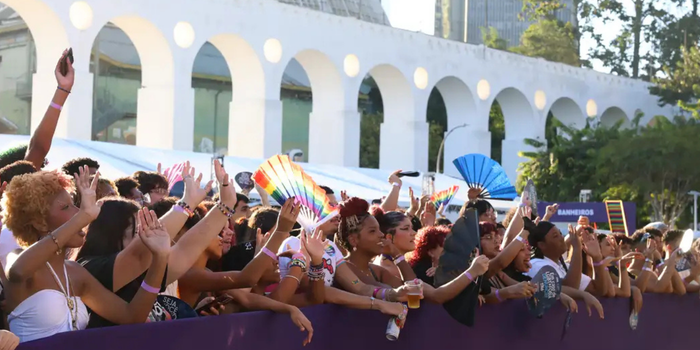 Parada LGBTQIA+ da Lapa teve celebração, manifesto político, ações de saúde e feira de empreendedores no Dia Internacional do Orgulho.