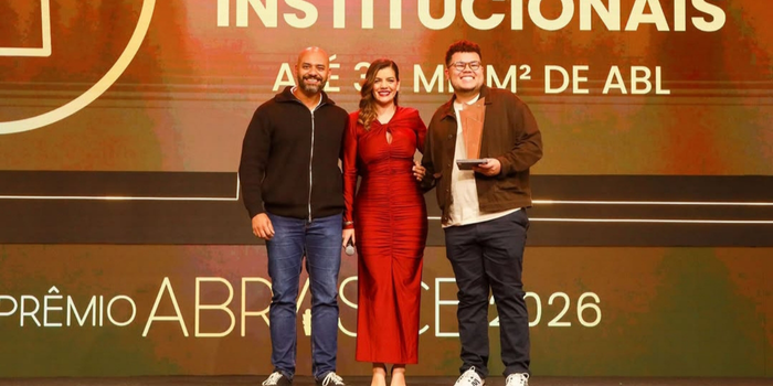 Exposição de Monique Poubel no Shopping Plaza Rio das Ostras conquista Bronze no Prêmio ABRASCE 2026 e valoriza cultura local.