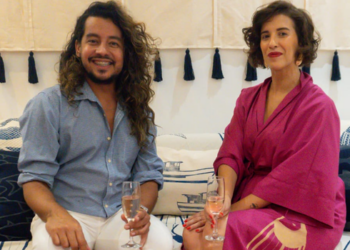 Exposição de Monique Poubel no Shopping Plaza Rio das Ostras conquista Bronze no Prêmio ABRASCE 2026 e valoriza cultura local.