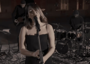 Justiça do Irã pune cantora e equipe por apresentação virtual transmitida no YouTube.