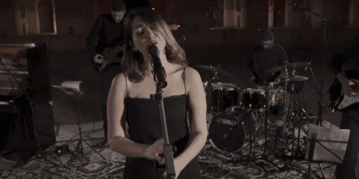 Justiça do Irã pune cantora e equipe por apresentação virtual transmitida no YouTube.