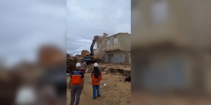 Macaé avança com demolições na Fronteira para reduzir riscos da erosão costeira.