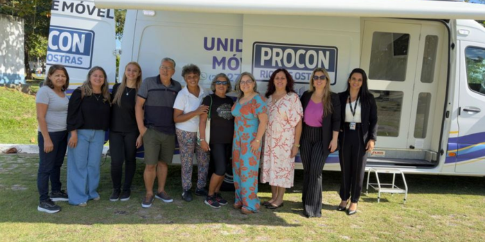 Procon de Rio das Ostras orienta idosos sobre golpes virtuais durante ação do Junho Violeta. Encontro abordou fraudes financeiras, Pix, WhatsApp, falso advogado e empréstimos consignados.