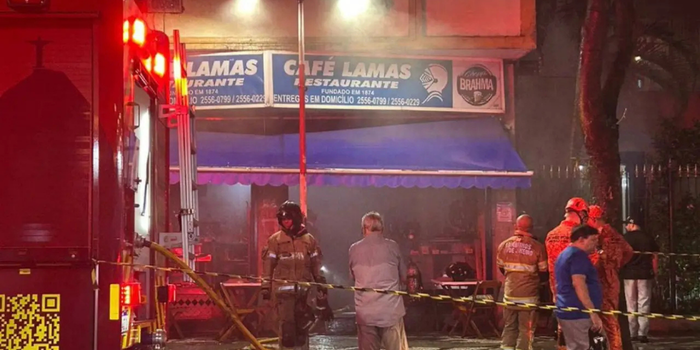Incêndio atingiu o tradicional Café Lamas, no Flamengo. Fogo começou em uma fritadeira e foi controlado pelo Corpo de Bombeiros.