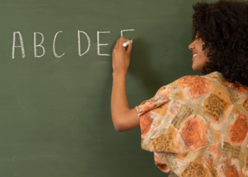 Professores da rede pública têm acesso a mais de 8 mil oportunidades gratuitas de pós-graduação. Veja áreas e como consultar os editais.