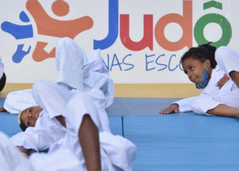 Secretaria de Educação de Macaé confirma implantação do Programa de Artes Marciais nas escolas municipais, com foco em esporte, inclusão e formação dos alunos.