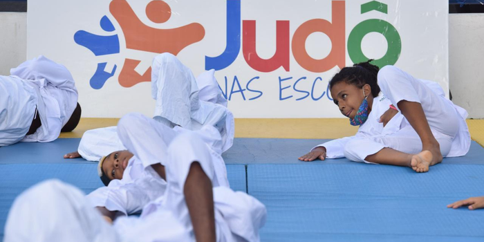 Secretaria de Educação de Macaé confirma implantação do Programa de Artes Marciais nas escolas municipais, com foco em esporte, inclusão e formação dos alunos.